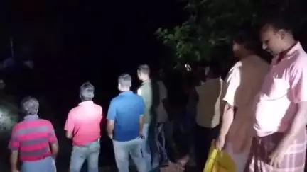 কুলতলি: ইঞ্জিন চালিত নৌকা চুরি  যাওয়ায় মাথায় হাত কুলতলির গোপালগঞ্জের মৎস্যজীবীর