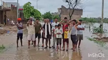 धौलपुर: #jan samasyaशहर में बारिश से भरा पानी, कई कॉलोनियों में बाढ़ जैसे हालात नगर परिषद और प्रशासन के खिलाफ फूटा लोगों गुस्सा