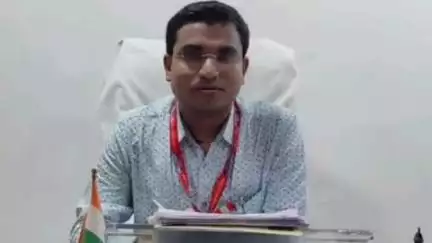 पातेपुर: फर्जी IAS बनकर लोगों को धोखा देने वाला पातेपुर का युवक मलाड, मुंबई में गिरफ्तार, पातेपुर में चर्चा