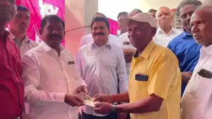 కొండపి: టంగుటూరు మండలం పొందూరు లో ఎన్టీఆర్ భరోసా పెన్షన్ల పంపిణీ కార్యక్రమంలో పాల్గొని పెన్షన్లు పంపిణీ చేసిన మంత్రి స్వామి