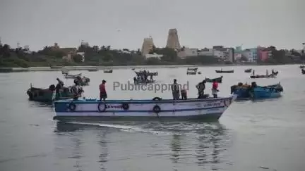 இராமேஸ்வரம்: எல்லை தாண்டி மீன் பிடித்ததாக 7 மீனவர்கள் ஒரு படகுடன் கைது- மீனவர்களை படகுடன் விடுதலை செய்ய மீன் பிடி துறைமுகத்தில் கோரிக்கை #localissue