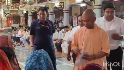 गोरखपुर: CM ने गोरखनाथ मंदिर में जनता दर्शन में आए फरियादियों की सुनी, समस्याओं के त्वरित निस्तारण के लिए दिए निर्देश