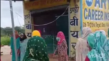 चरखी दादरी: जेवली में ग्रामीणों ने शराब ठेके पर ताला जड़ा, युवक से मारपीट पर जताया विरोध