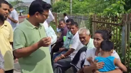 ভগবানগোলা ১: টয়লেট-বিহীন ট্রেন চলাচল বন্ধের দাবিতে ড্রাইভারের হাতে হাদিস! প্রতিবাদে নাগরিক মঞ্চ ও প্যাসেঞ্জার ফোরাম