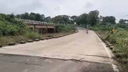 গোপীবল্লভপুর ২: তপশিয়ার কাঁথুয়া খালের জল কমায় দুদিন বন্ধ থাকার পরে স্বাভাবিক হল যানচলাচল,তপশিয়াতে নতুন সেতু তৈরির দাবি