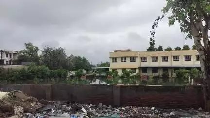 प्रधानमंत्री कॉलेज ऑफ़ एक्सीलेंस मुरैना में तेज बारिश की वजह से भवन पानी में डूबा