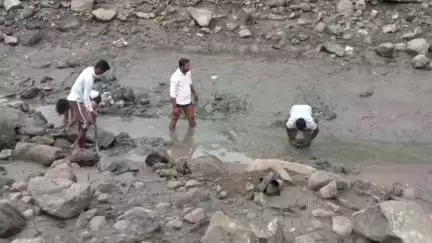 बड़वानी: अंजड नगर परिषद: इंटेकवेल ग्राम दतवाडा में नर्मदा नदी का जलस्तर कम होने से परिषद ने शुरू किए जतन