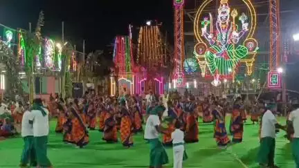 நிலக்கோட்டை: நாகையகவுண்டன்பட்டி கிராமத்தில் நூற்றாண்டு பழமையான ஸ்ரீ காளியம்மன்,ஸ்ரீ பகவதியம்மன் கோவில் மஹா கும்பாபிஷேகத்தை முன்னிட்டு வள்ளி கும்மி ஆட்டம்