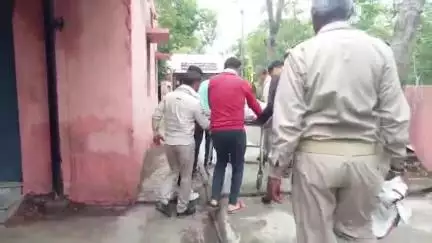 कोल: अलीगढ़-पलवल हाईवे पर अज्ञात वाहन की टक्कर से युवक की मौत, पुलिस ने शव का कराया पोस्टमार्टम
