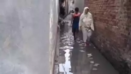 बिलारी: ढकिया नरू गांव की गलियों में भरा गंदा पानी, लोग निकालने को मजबूर, तहसीलदार ने अस्थाई रूप से पानी निकलवाया