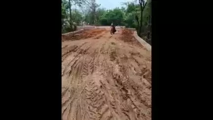 ललितपुर: रामनगर से हाईवे को जोड़ने वाली रोड पर कीचड़ होने से दुर्घटना की संभावना, वीडियो हुआ वायरल