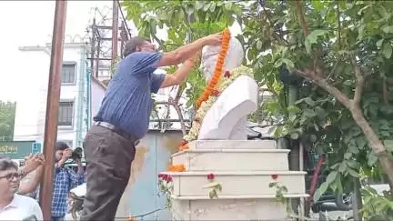 ইংরেজবাজার: মনস্কামনা রোড এলাকায় প্রয়াত প্রাক্তন মুখ্যমন্ত্রী ডাক্তার বিধান চন্দ্র রায়ের জন্ম ও মৃত্যু দিবস পালন
