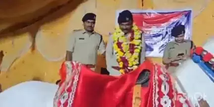 गंधवानी: गंधवानी में स उ नि के 38 वर्ष के कार्यकाल के बाद सेवा निवृत्त होने पर SDOP व TI ने सम्मान किया, घोड़े पर किया सवार