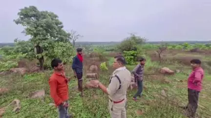 निवाड़ी: चुरारा अड़जार मंदिर पहाड़ी पर पेड़ से लटकती मिली अज्ञात व्यक्ति की लाश, SDOP पहुंचे