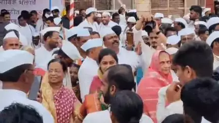 माळशिरस: अकलूज येथे पालखी सोहळ्यात अभिनेत्री रिंकू राजगुरु सहभागी, फुगडी खेळतानाचा व्हिडिओ झाला व्हायरल