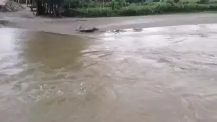 নাৰায়ণপুৰ: নাৰায়ণপুৰত বানপানীত তাণ্ডৱ,পুনৰ চিঙিল শিমলুগুৰি-হাৱাজান সংযোগী পথ, জলমগ্ন বৃহত্তৰ অঞ্চল
