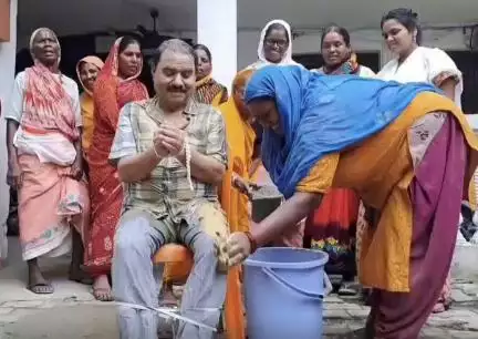 महिलाओं ने बांधे BJP नेता के हाथ-पैर, फिर कीचड़ और गंदे से पानी ने नहलाया!; वजह जानकर लोग हैरान