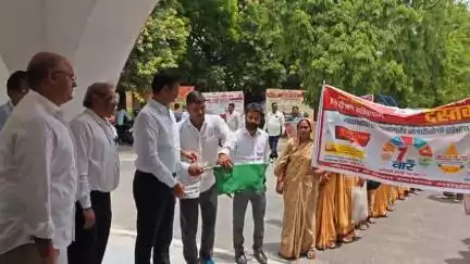 मऊ: जिला कलेक्ट्रेट से संचारी रोग नियंत्रण अभियान की शुरुआत, जिलाधिकारी ने हरी झंडी दिखाकर किया रवाना