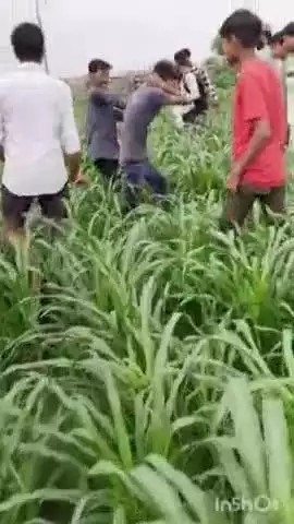 टूंडला: प्रेम प्रसंग में बाधक बन रहे पति की हत्या का प्रयास, सदा का बास में भागते समय दो आरोपियों को पकड़ा गया, वीडियो वायरल