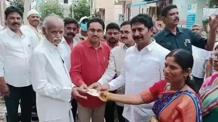 గిద్దలూరు: గిద్దలూరు 7వ వార్డులో పెన్షన్ల పంపిణీ కార్యక్రమంలో పాల్గొన్న ఎమ్మెల్యే అశోక్‌ రెడ్డి