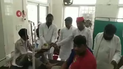 उन्नाव: पूर्व मुख्यमंत्री अखिलेश यादव के जन्मदिन पर सपाइयों ने जिला अस्पताल में मरीजों को बांटे फल, दीर्घायु की कामना की