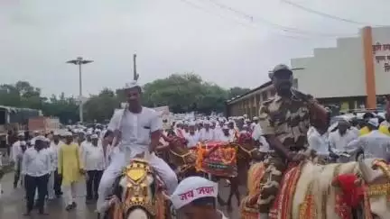 चोपडा: चोपडा शहरातील बाजार समिती पासून कृषी दिन निमित्त निघाली भव्य शेतकरी रॅली,शेती अवजारे साहित्य घेऊन निघालेली रॅली लक्षवेधी