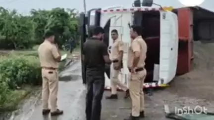 इंद्री: आज सुबह 10 बजे इंद्री स्टेट हाईवे पर कोर सेंट से भरा ट्राला रिंग रोड पर पलटा, पुलिस मौके पर पहुंची