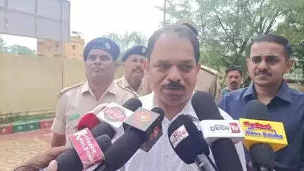 ବଲାଙ୍ଗୀର: ବନଖଣ୍ଡ ଅଧିକାରୀଙ୍କ କାର୍ଯ୍ୟାଳୟରୁ ସବୁଜ ରଥ ଉଦ୍ଘାଟନ କରି ପ୍ରତିକ୍ରିୟା ରଖିଲେ ବନଖଣ୍ଡ ଅଧିକାରୀ