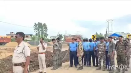 রতুয়া ১: দুর্ঘটনা থেকে রক্ষা করতে সামসি জাতীয় সড়কে পুলিশ প্রশাসনের নজরদারিতে ব্যারিকেট বসানোর কাজ শুরু হলো