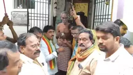 శ్రీకాకుళం: ప్రతి పేదవానికి పింఛన్ సకాలంలో అందిస్తున్నామని అందుకునేటప్పుడు ఆ పేదవాడు ఆనందం హద్దులు లేవన్న శ్రీకాకుళం mla శంకర్