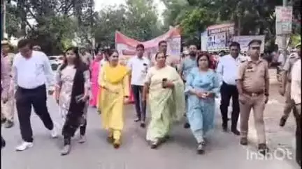 बिजनौर: बिजनौर के इंदिरा बाल भवन में संचारी रोग नियंत्रण अभियान का शुभारंभ, डीएम ने वाहनों को हरी झंडी दिखाकर किया रवाना
