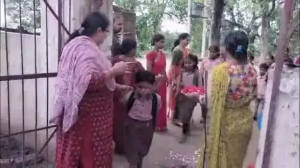 हैदरगढ़: त्रिवेदीगंज क्षेत्र में नए सत्र के पहले दिन प्रवेशोत्सव का आयोजन, छात्र-छात्राओं का तिलक व फूल-माला पहनाकर किया गया स्वागत
