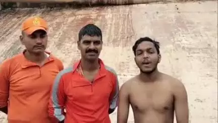 मीरघाट पर गंगा में स्नान करते हुए गोरखपुर निवासी आयुष सिंह को डूबने से NDRF के जवानों ने बचाई जान