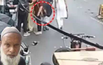 यूपी के मुज़फ्फरनगर में 65 साल के बुजुर्ग ने जिस हाथ से की थी लड़की से छेड़छाड़, पुलिस ने आरोपी का तोड़ा वही हाथ