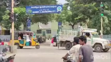 నంద్యాలలో పొర్లుడు దండాలతో మున్సిపల్ ఇంజనీరింగ్ కార్మికుల వినూత్న నిరసన #collector-nandyal