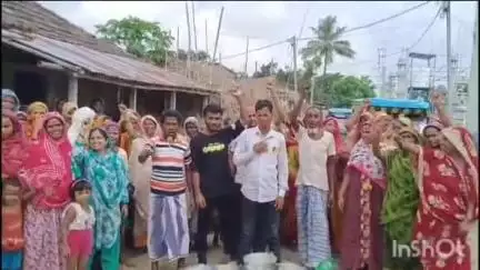 হরিশ্চন্দ্রপুর ১: পানীয় জলের সমস্যার জেরে ভুক্তভোগী আলিপুর গ্রামের বাসিন্দারা, রাস্তায় বালতি কলসি রেখে বিক্ষোভ গ্রামবাসীদের