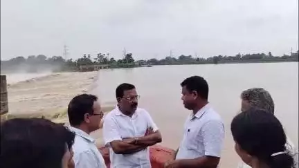 ଭଦ୍ରକ ଗ୍ରାମାଞ୍ଚଳ: ଭଦ୍ରକ ବୈତରଣୀ ଆଖୁଆପଦା ଆନିକଟ ଠାରେ ଜଳସ୍ଥର ବୃଦ୍ଧିକୁ ନେଇ ପ୍ରଶାସନିକ ଅଧିକାରୀଙ୍କ ସହ ସମୀକ୍ଷା କଲେ ବିଧାୟକ ସଂଜୀବ ମଲ୍ଲିକ