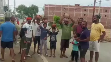 कोचस: नगर पंचायत कोचस के उप चेयरमैन प्रत्याशी रूबी देवी की हार पर लोगों ने बीच सड़क पर फोड़ी उनका 'चुनाव चिन्ह' घड़ा