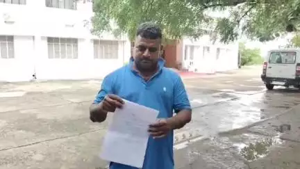 महोबा: शेखनपुरा में मां की मौत के बाद अनुकम्पा नियुक्ति और देय राशि की मांग को लेकर युवक ने जिलाधिकारी को सौंपा प्रार्थना पत्र