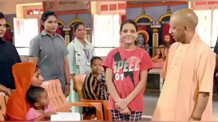 गोरखपुर: जनता दर्शन में सीएम से मिलने आई पंखुड़ी ने कहा- महाराज जी, मैं पढ़ना चाहती हूं, फीस में दिक्कत है, व्यवस्था कराएंगे