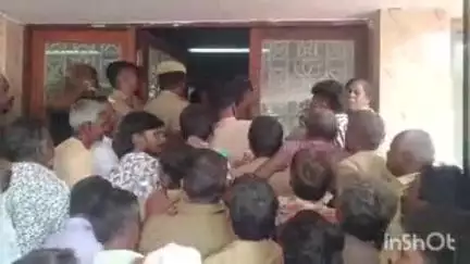 மதுரை தெற்கு: "2வது நாளாக வேலை நிறுத்த போராட்டத்தில் ஈடுபட்ட தூய்மை பணியாளர்களுக்கும் போலீசாருக்கும் இடையே தள்ளுமுள்ளு"