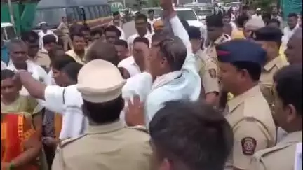 अंबाजोगाई: धायगुडा पिंपळा येथे महामार्गावर शेतकऱ्यांचे रास्ता रोको आंदोलन अनेक आंदोलनकर्त्यांना पोलिसांनी घेतले ताब्यात