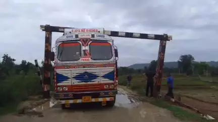 बालाघाट: ग्राम नगरवाड़ा में रेलवे अंडरपास ब्रिज के पास पोकलैंड मशीन लोहे के बेरिकेड से टकराई, खंभा क्षतिग्रस्त