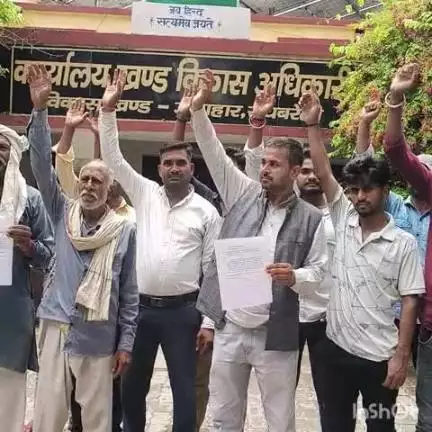 ऊंचाहार: महिमापुर गाँव में सार्वजनिक मार्ग पर जलभराव की समस्या से परेशान ग्रामीणों ने ब्लाक पर किया प्रदर्शन