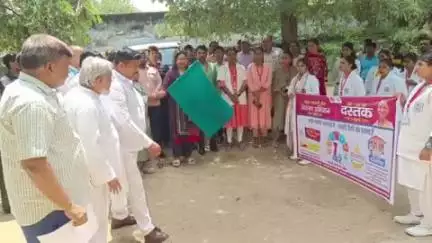 गोंडा: गाँधी पार्क से संचारी रोग नियंत्रण अभियान की रैली को DM नेहा शर्मा और CMO रश्मि वर्मा ने हरी झंडी दिखाकर रवाना किया