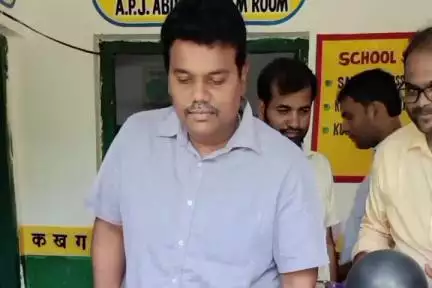 नौगढ़: ग्रीष्मावकाश के बाद परिषदीय विद्यालय खुलने पर जिलाधिकारी ने प्राथमिक विद्यालय नंदाडीह में बच्चों का स्वागत किया