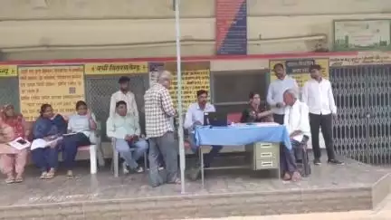खेतड़ी: जसरापुर में पीएचसी भवन के एक कमरे की छत गिरने के बाद स्टाफ व ग्रामीण डर के साए में, भवन के बाहर मरीजों का इलाज जारी