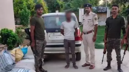 बथनाहा: सहियारा में सेंट्रो कार से नेपाली शराब बरामद, तस्कर से पूछताछ जारी