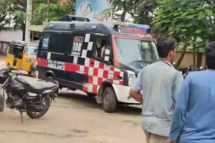 పుంగనూరు: RTO. ఆఫీస్ సమీపంలో కారుని వెనుక వైపు నుంచి ఢీకొన్న ద్విచక్ర వాహనం వ్యక్తి గాయాలు.