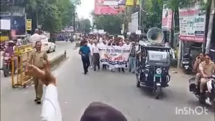 बिजनौर: बिजनौर कलेक्ट्रेट में विभिन्न मांगों को लेकर व्यापारियों ने किया प्रदर्शन